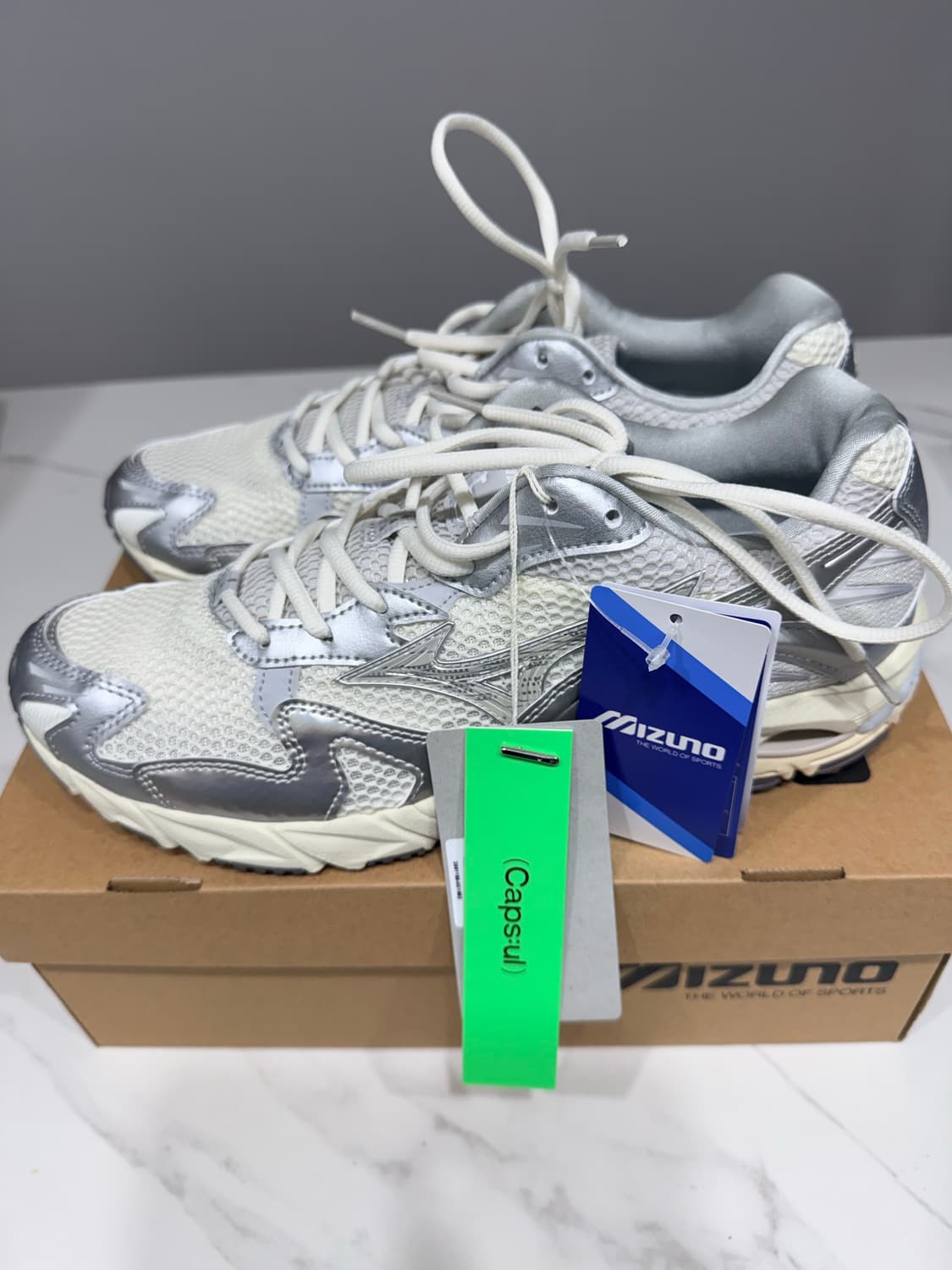 미즈노 웨이브 라이더10 실버 275size 새상품 처분합니다. 상품이미지1