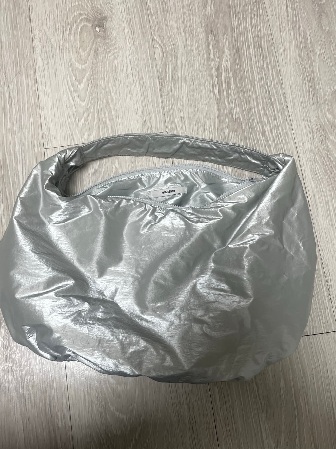 아모멘토 실버 포일 숄더백 상품이미지6