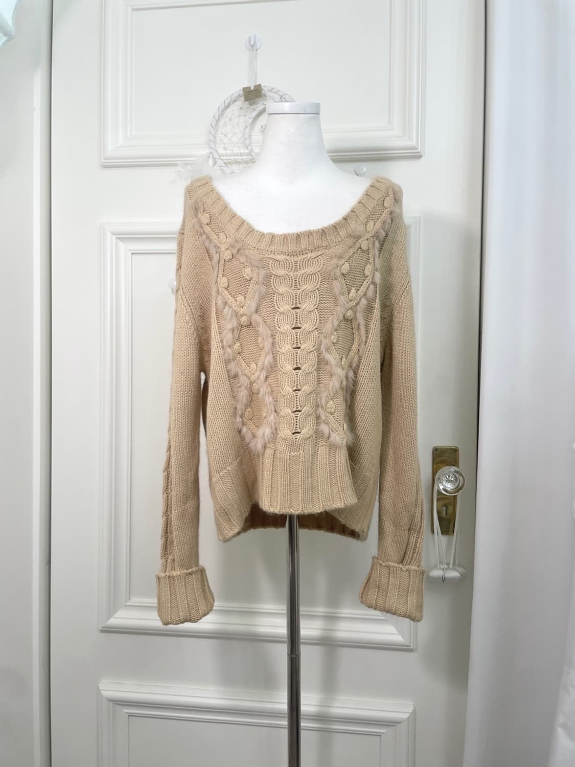 beige fur point twist off-shoulder sweat 상품이미지1