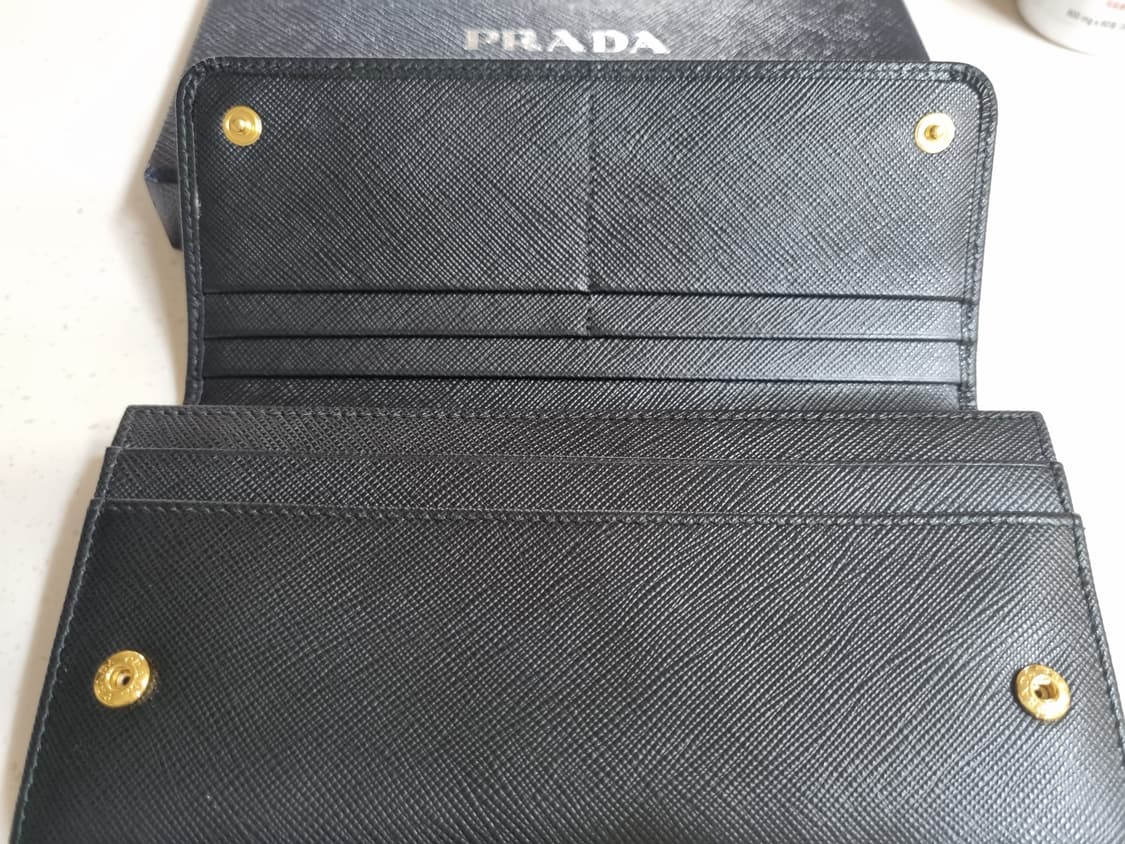 프라다 사피아노 레더 트라이앵글 로고 플랩 장지갑 블랙 상품이미지8