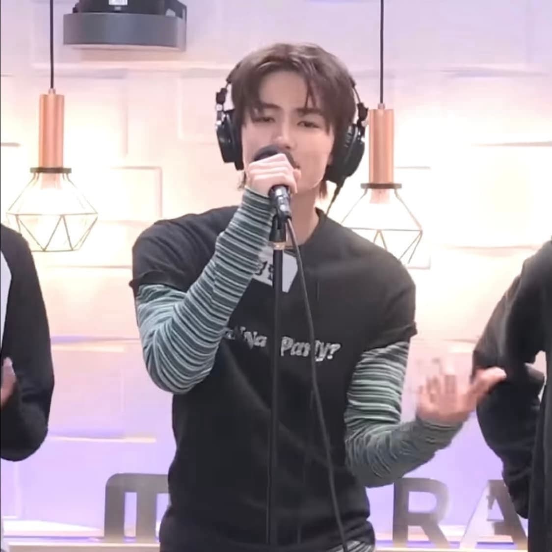 [XL] ERL 워너 파티 티셔츠 블랙 새상품 상품이미지1