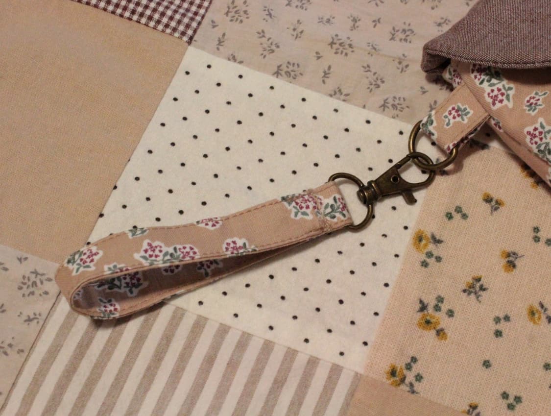 핸드메이드 베이지 꽃무늬 스트랩 파우치 상품이미지2