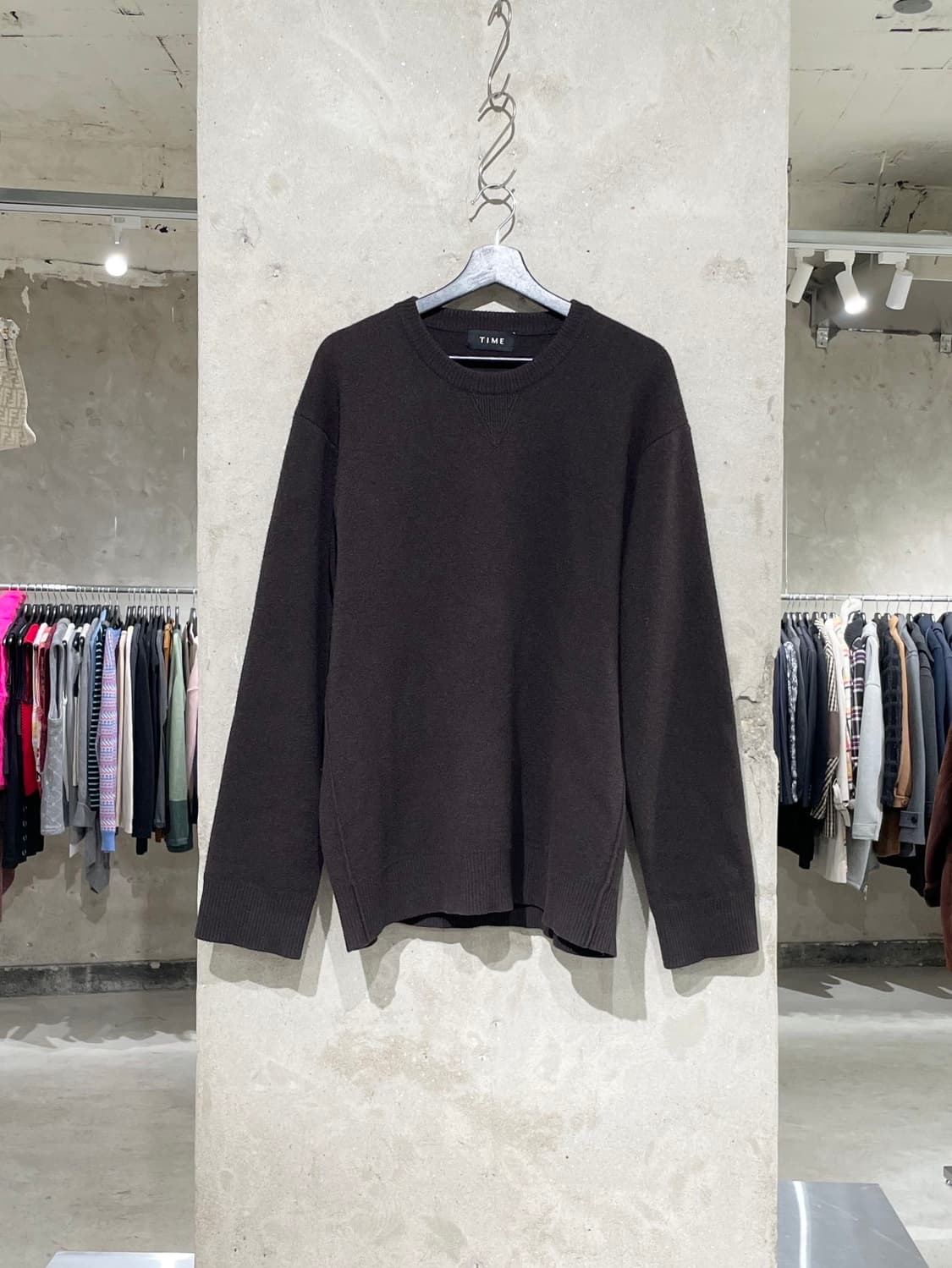 타임 옴므 다크 브라운 U넥 스웨터 상품이미지1