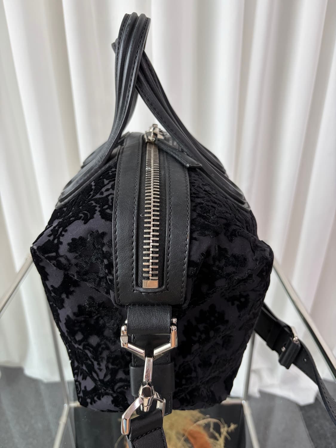 지방시 나이팅게일 벨벳 플로럴 숄더백 상품이미지5