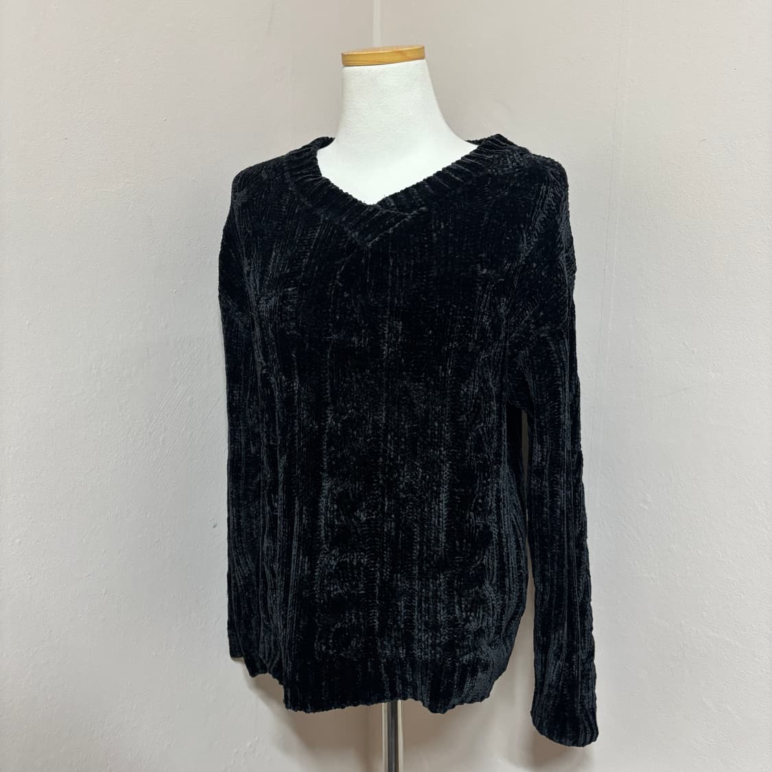 블랙 벨벳 셔닐 꽈배기 브이넥 니트 상품이미지2