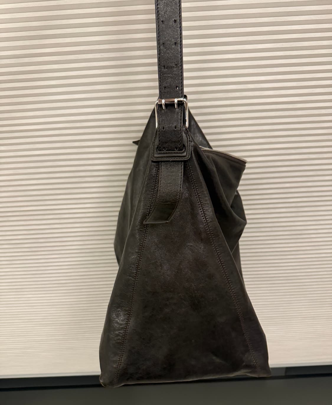 르메르 레더 벨티드 호보백 다크 초콜릿 판매합니다! 상품이미지8