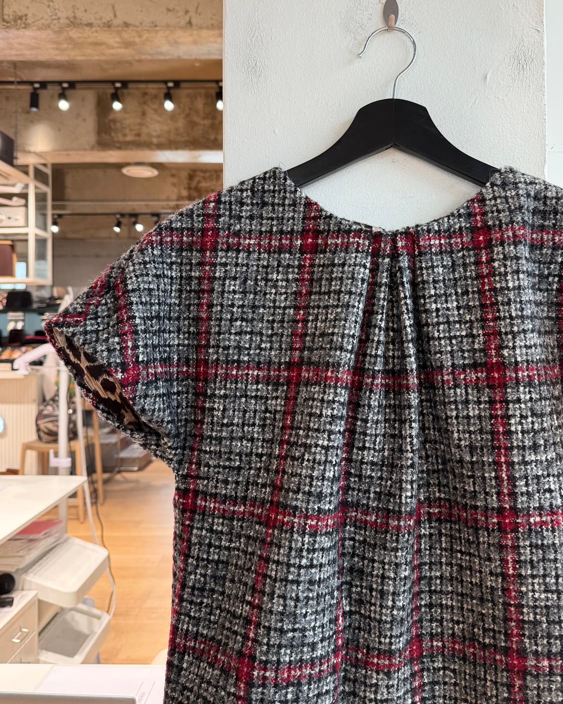 돌체앤가바나 그레이 체크 트위드 하프티 상품이미지4