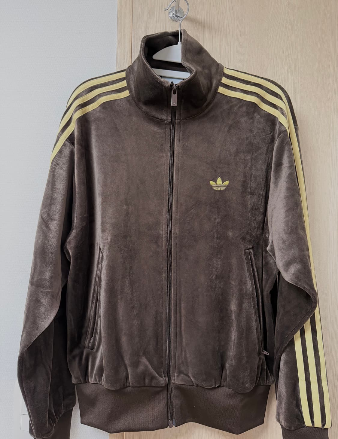 아디다스 벨루어 트랙탑 XS 브라운 KD9373 상품이미지1