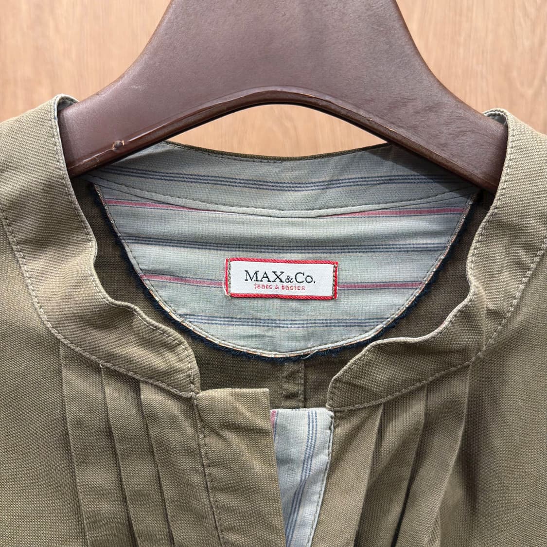 막스앤코 미디 원피스 스탠드 카라 7부 싱글 포켓 버튼 디테일 카키 상품이미지6