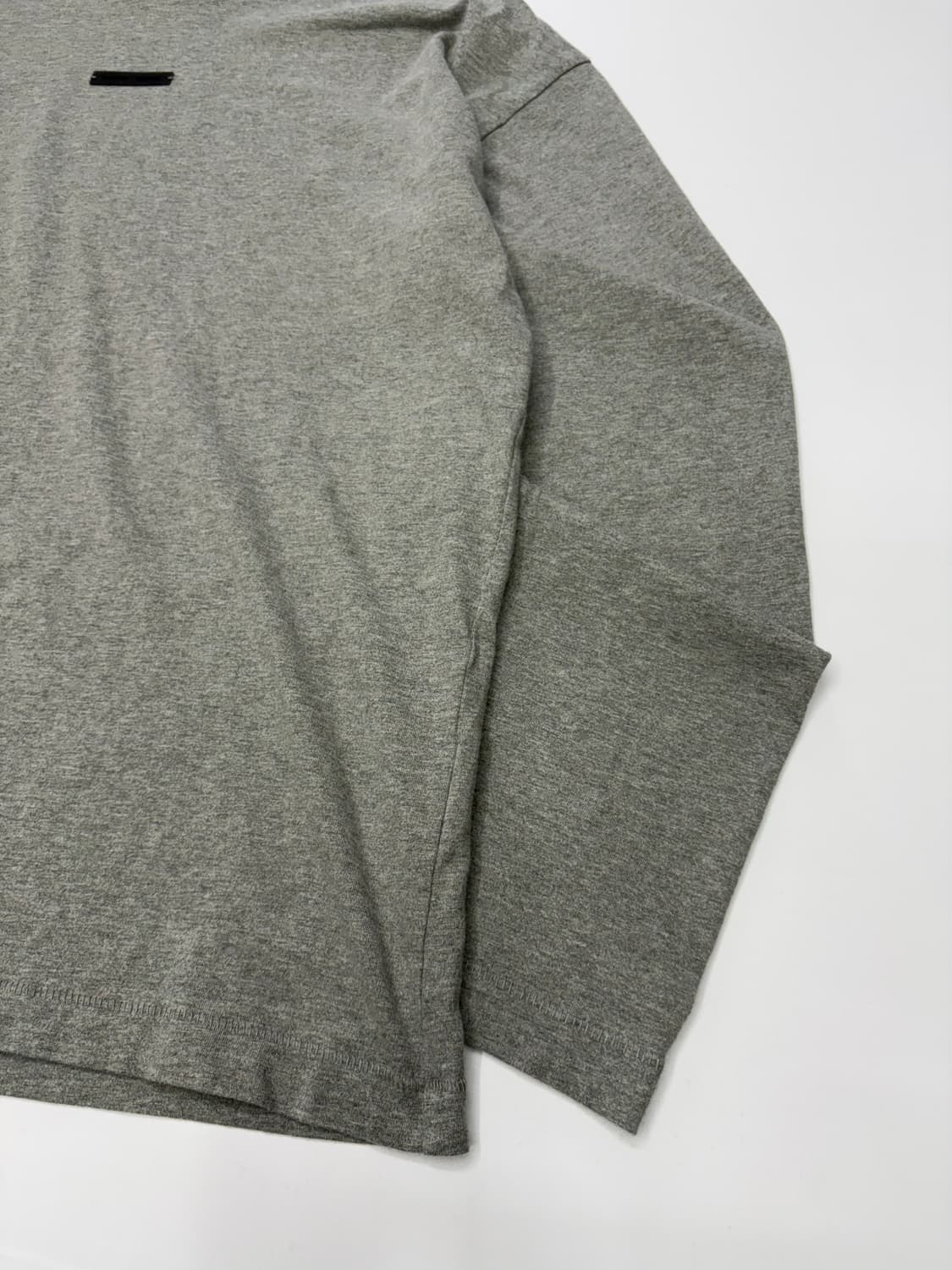 에센셜 오버핏 로고 롱슬리브 상품이미지2