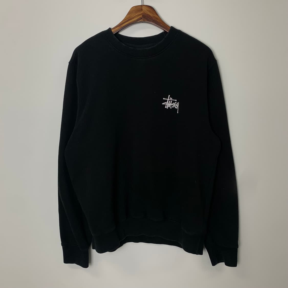스투시 스탁로고 블랙 맨투맨 상품이미지3