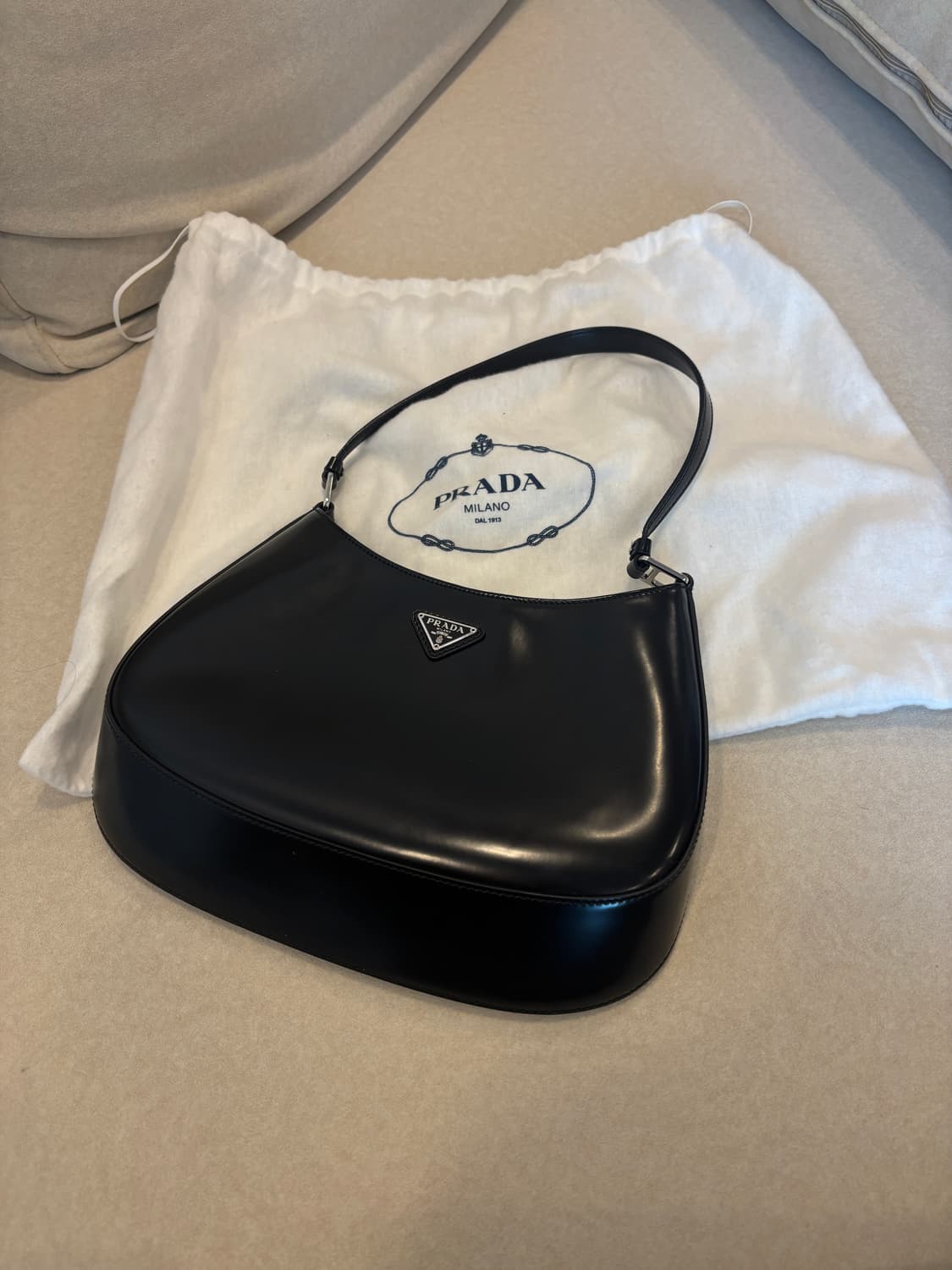 프라다 클레오 브러시드 레더 숄더백 상품이미지1