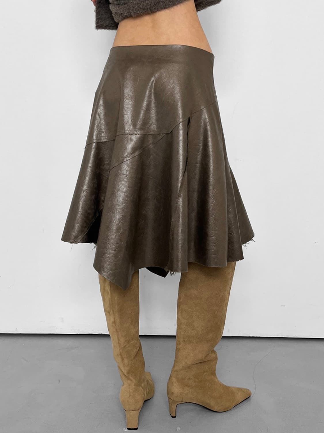 [택포] ASYMMETRIC FAUX LEATHER SKIRT KHAKI 상품이미지2