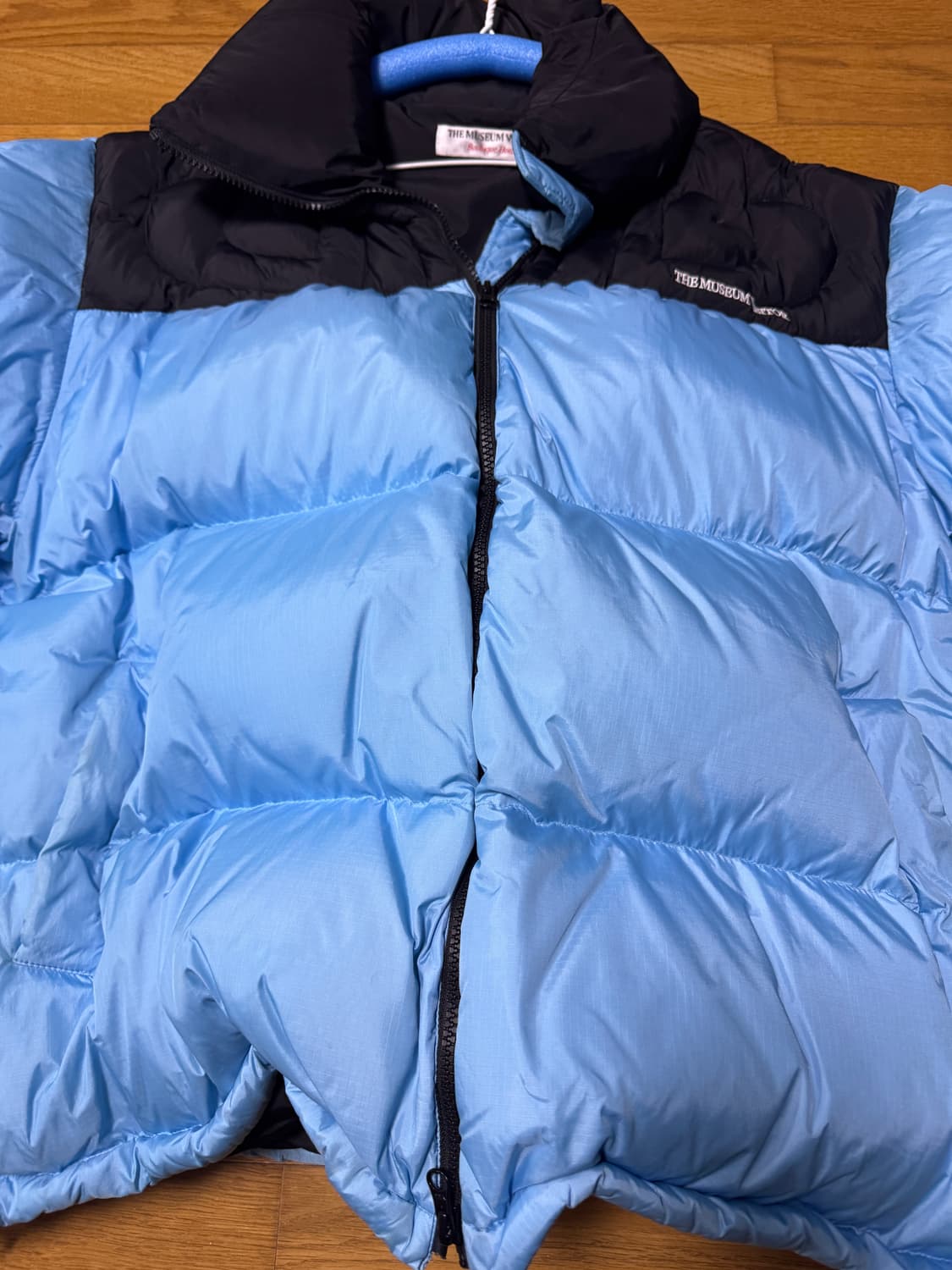 더뮤지엄 비지터 하트스티치드 패딩(스카이블루) 상품이미지4