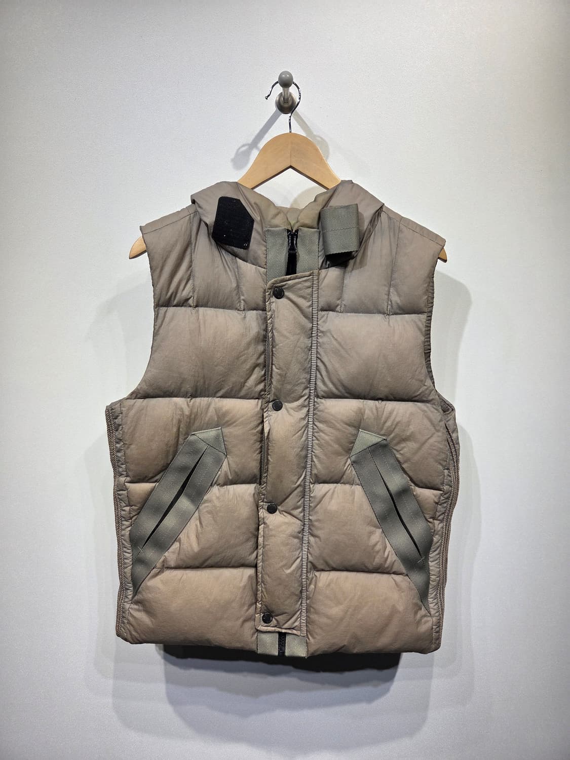 CP 컴퍼니 덕다운 고글 패딩 조끼_100 상품이미지2