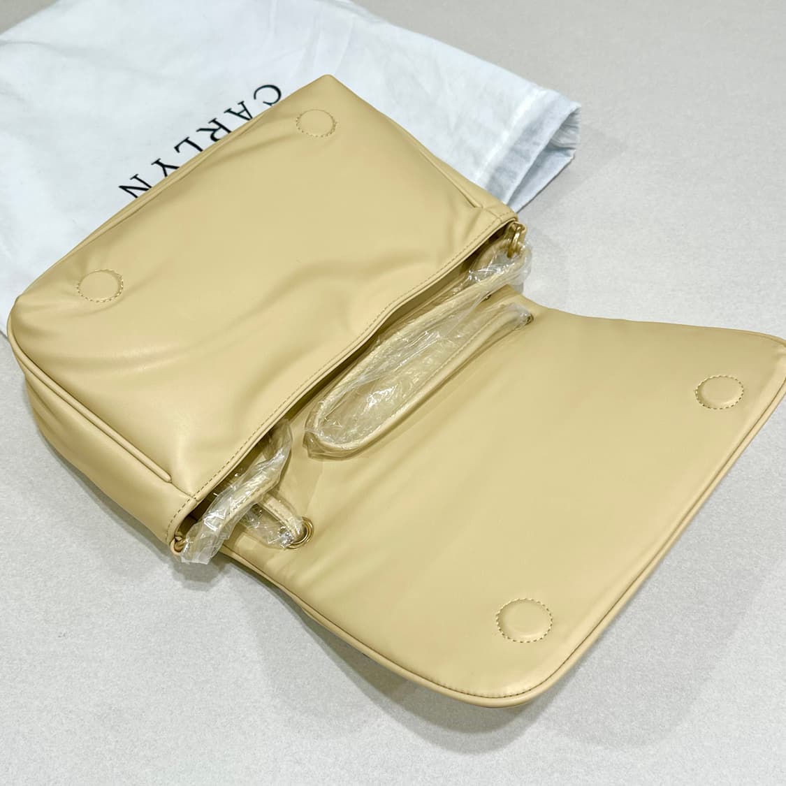 (새제품) 칼린 클라우드 버터색 패딩숄더백 상품이미지3