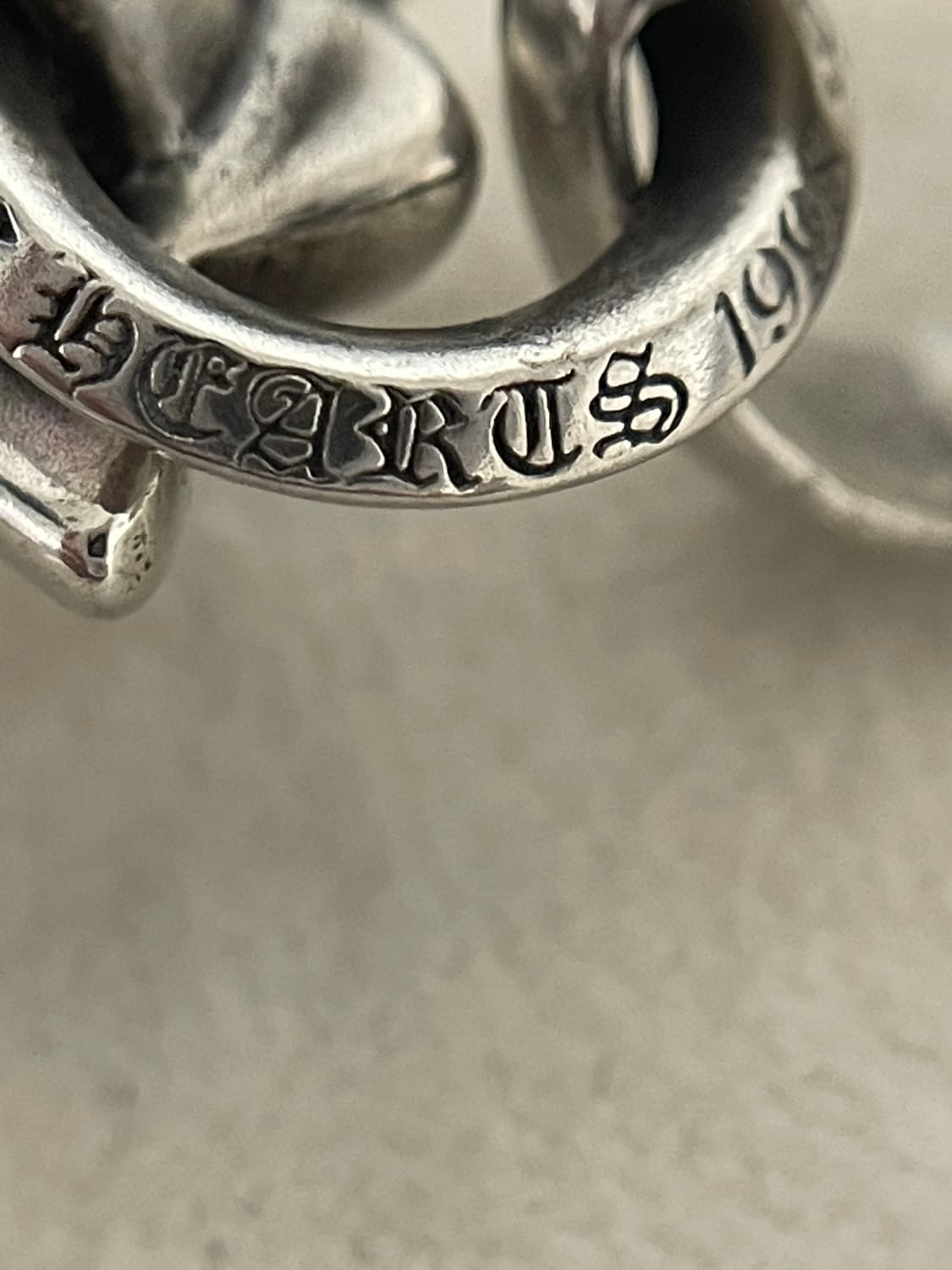 크롬하츠 라지 크로스 펜던트 위드 베일 상품이미지5