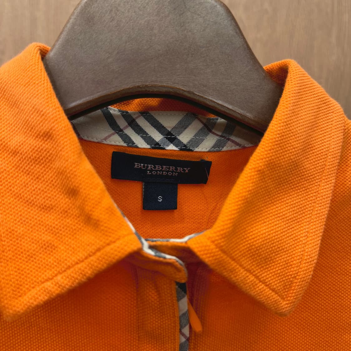 버버리 런던 반팔 티셔츠 카라넥 로고 자수 무지 디테일 슬림핏 오렌지 상품이미지8