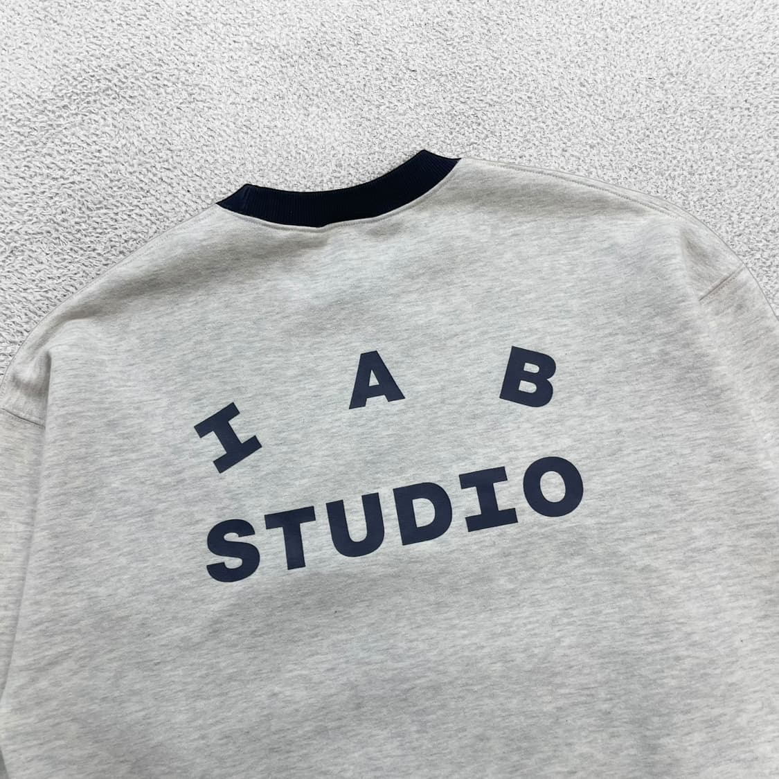 아이앱스튜디오 스펠 로고 스웨트셔츠 맨투맨 상품이미지3