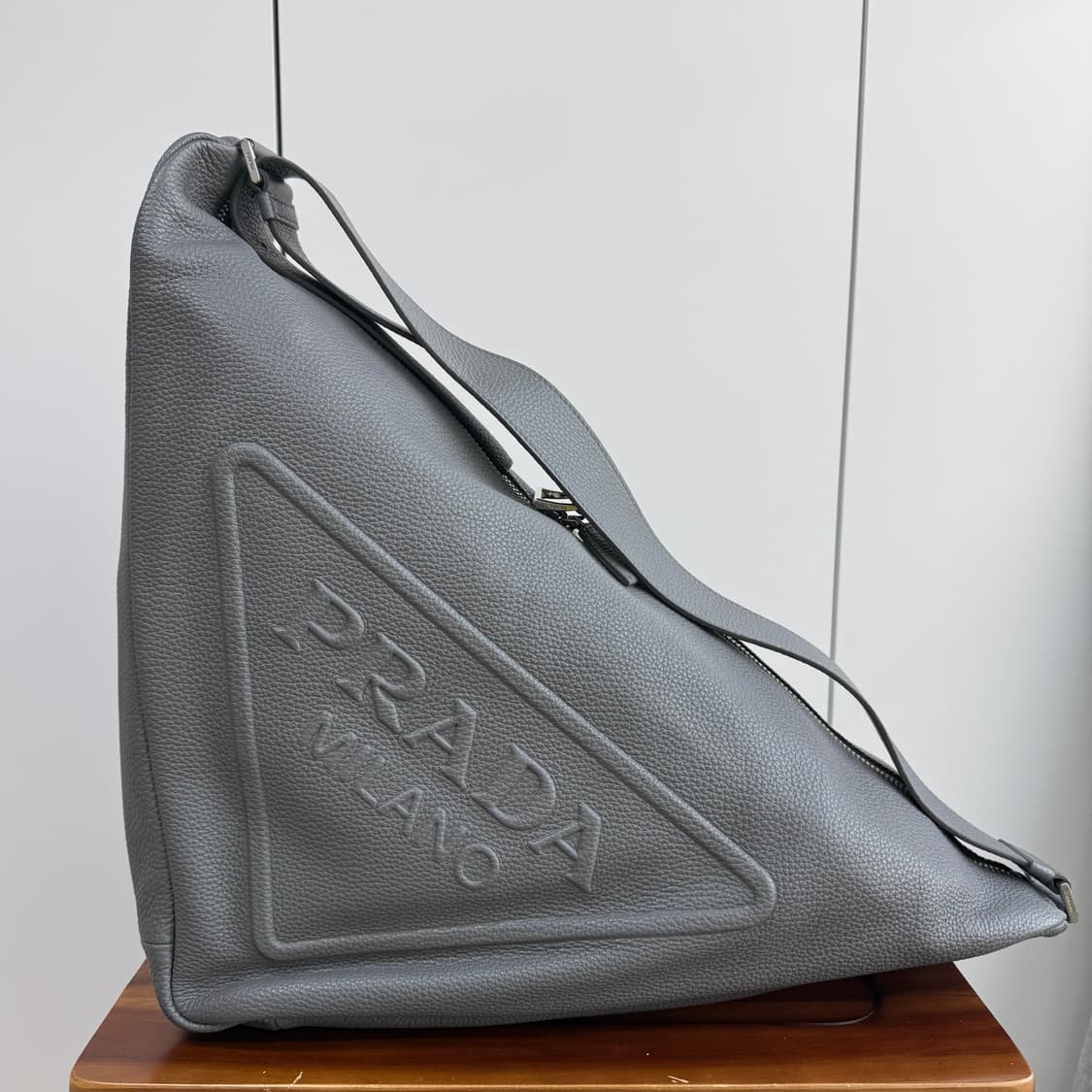 프라다 레더 트라이앵글 백 상품이미지2