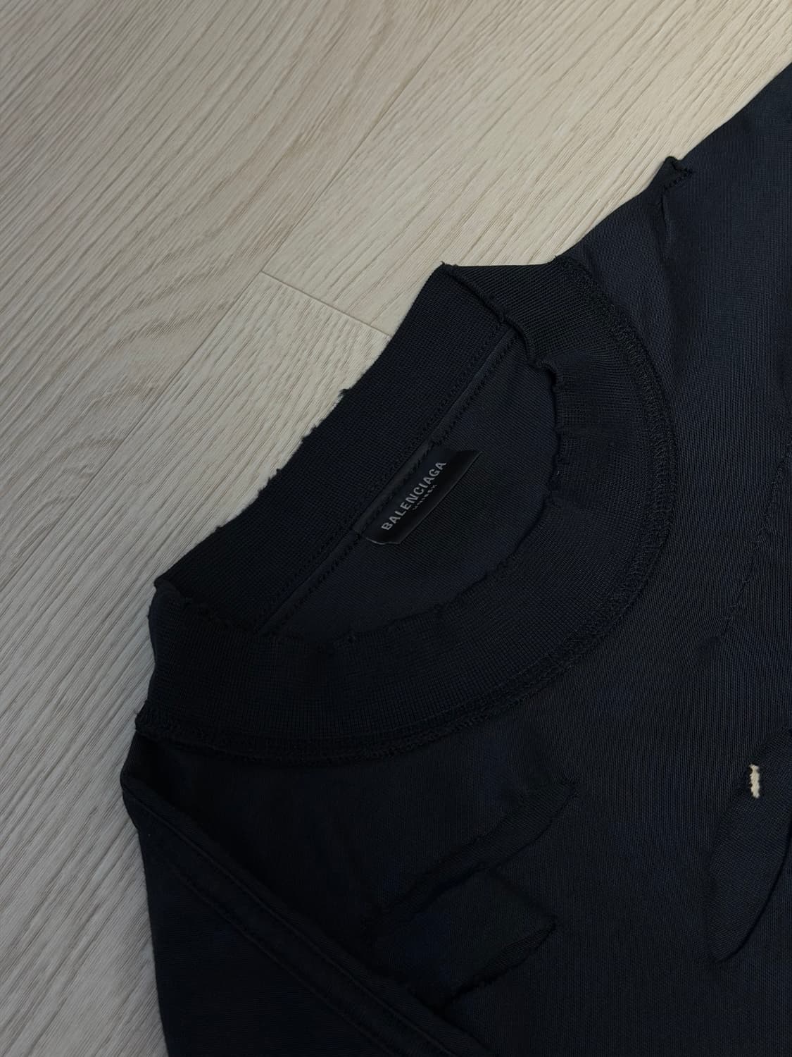 발렌시아가 인사이드 아웃 미러 오버사이즈 디스트로이드 티셔츠 블랙 상품이미지4