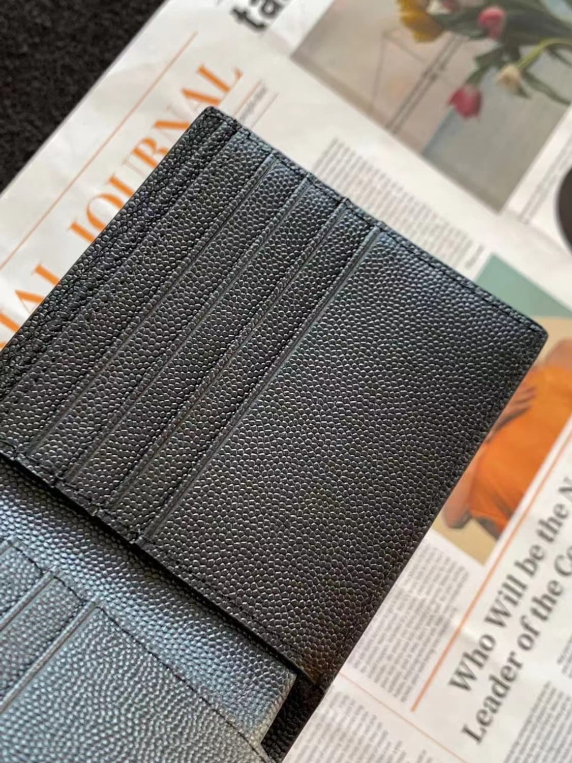 생로랑 파리 그랑 드 뿌드르 텍스쳐드 레더 이스트/웨스트 지갑 블랙 상품이미지5