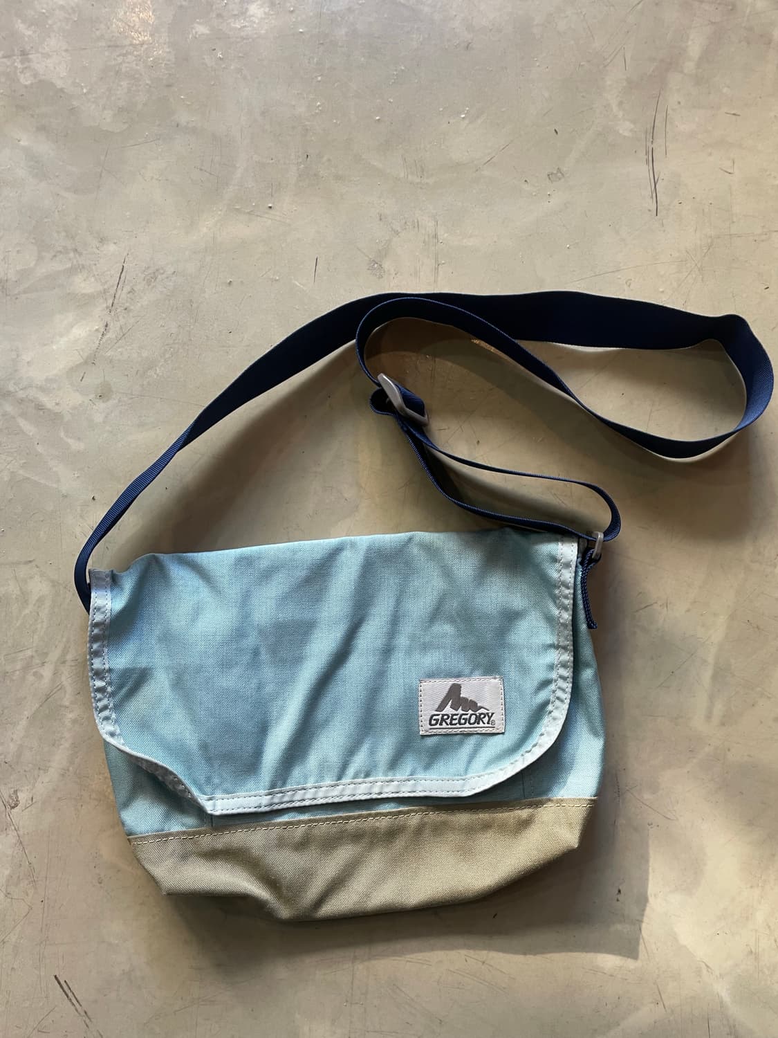 구형 그레고리 크로스백  상품이미지3