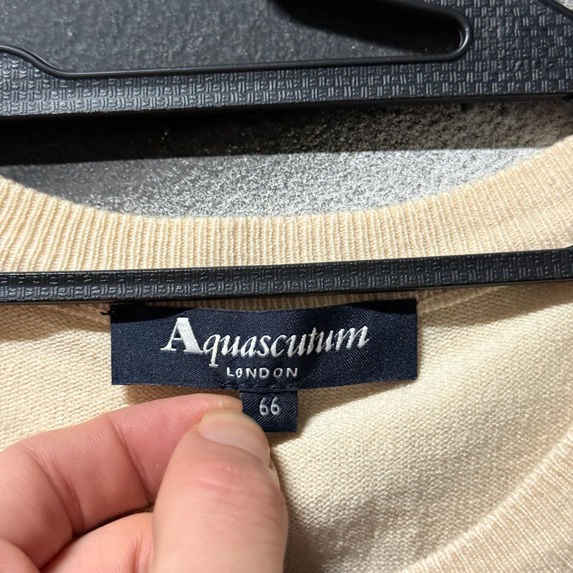 아쿠아스큐텀 스냅 디테일 아이보리 니트 상품이미지5