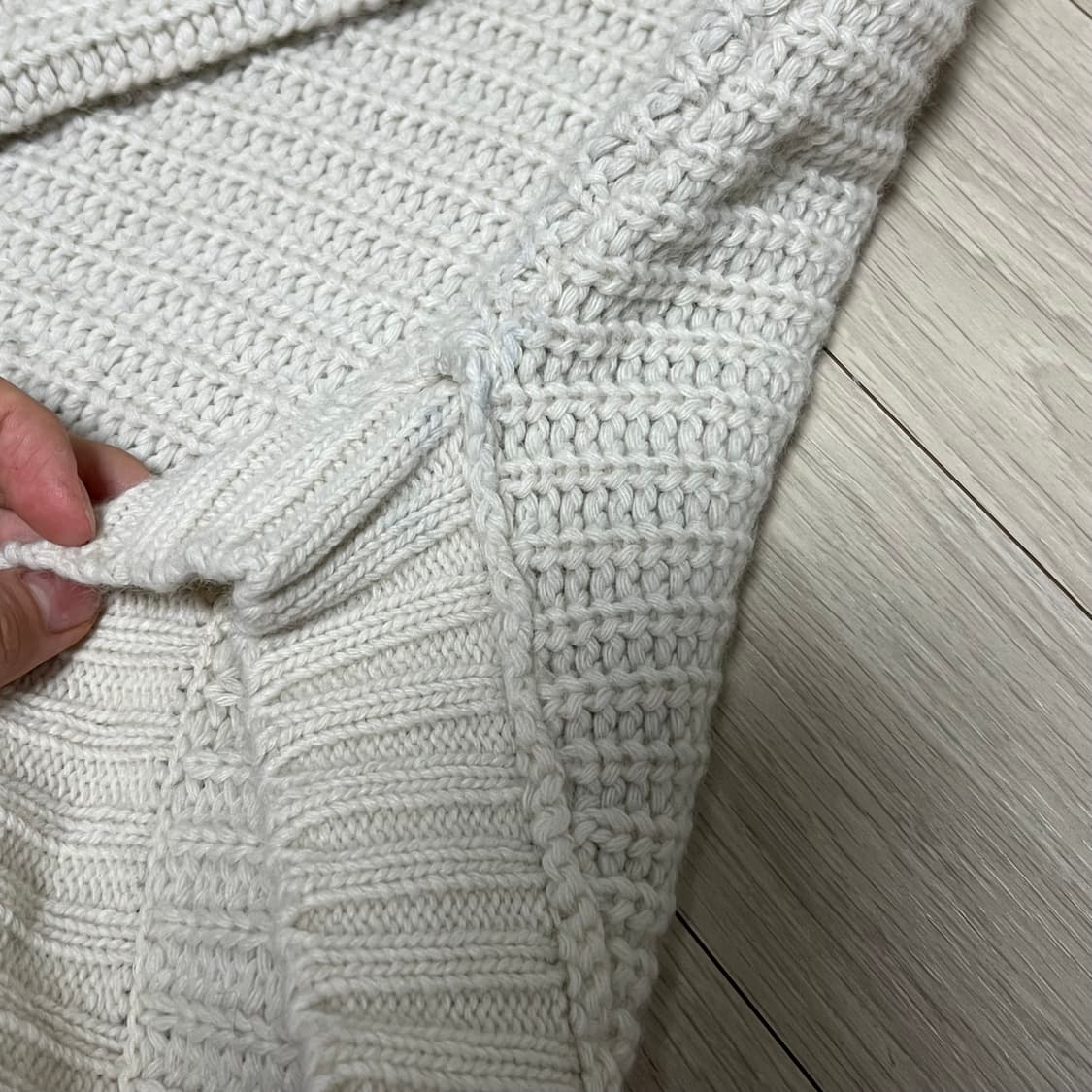 보헤미안서울 컷아웃 루즈핏 니트 크림 상품이미지5