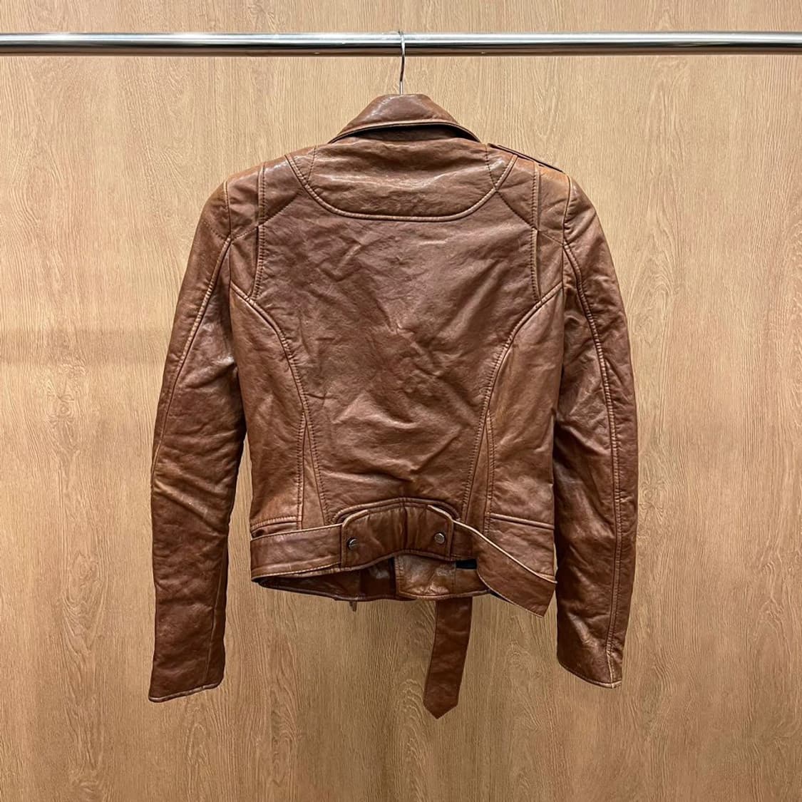 시스템 레더자켓 견장 허리 스트랩 지퍼 커프스 디테일 슬림핏 브라운 상품이미지3