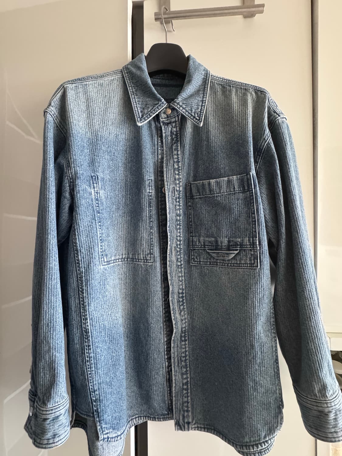 우영미 코듀로이 데님 백로고 셔츠 블루 - 25SS 상품이미지4