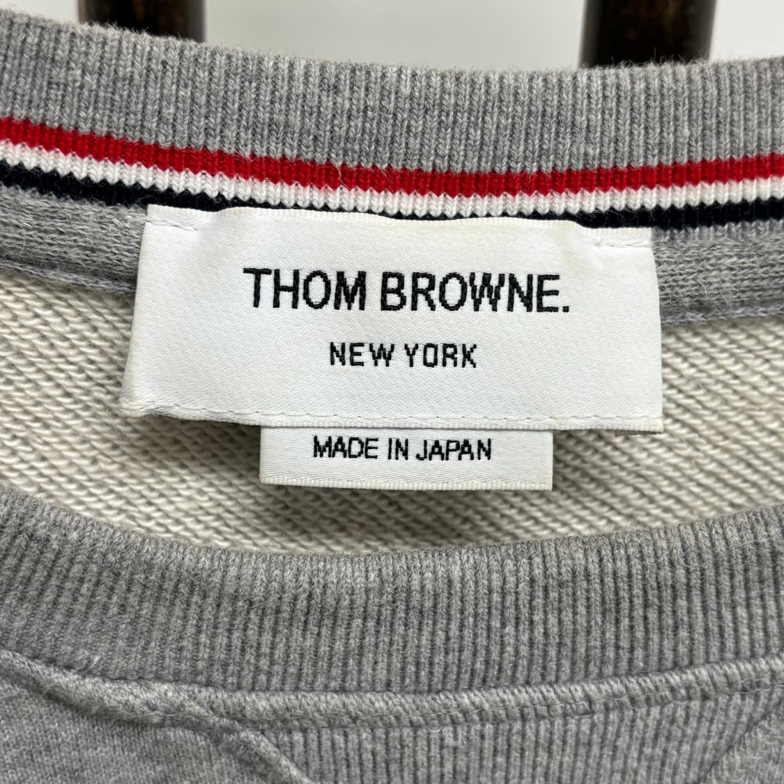 [5]톰브라운 사선완장 맨투맨  상품이미지4