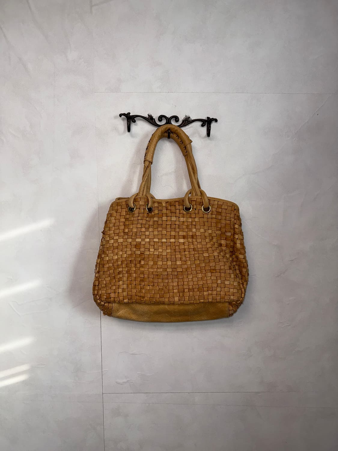 Beige brown woven leather tote bag 상품이미지3