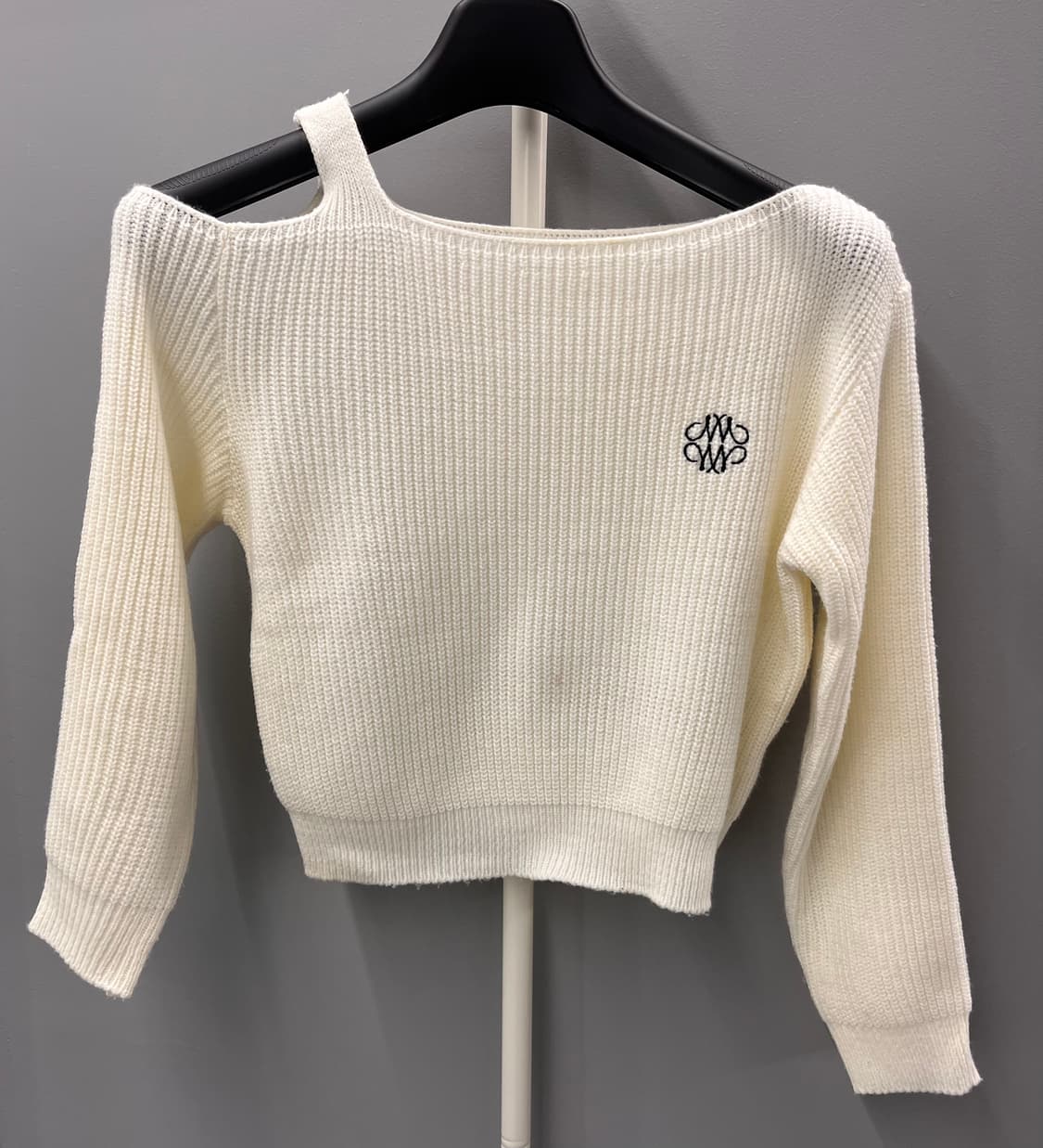 닉앤니콜 어깨트임 니트 아이보리 상품이미지1