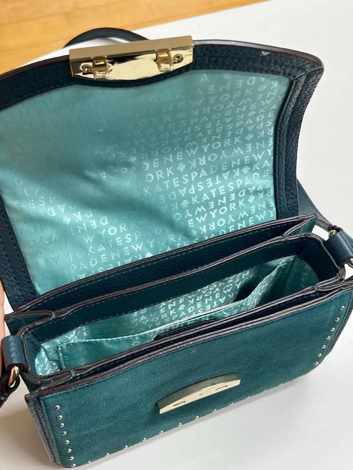 케이트스페이드 스터드 스웨이드 크로스백 상품이미지5