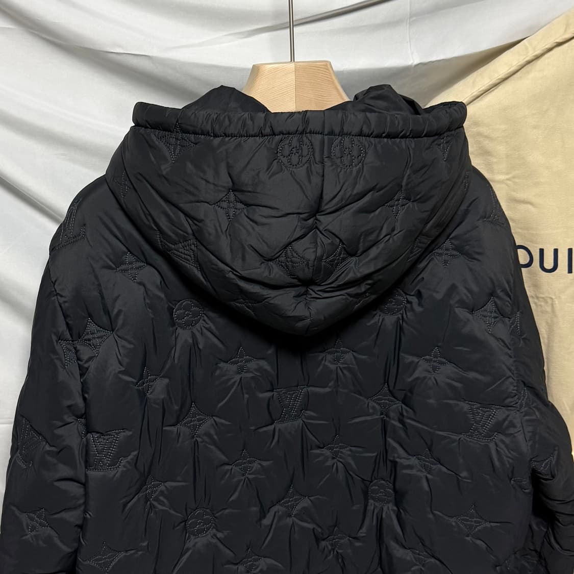[S+급/48] 루이비통 모노그램 퀄티드 후드 패딩 자켓 블랙 상품이미지5