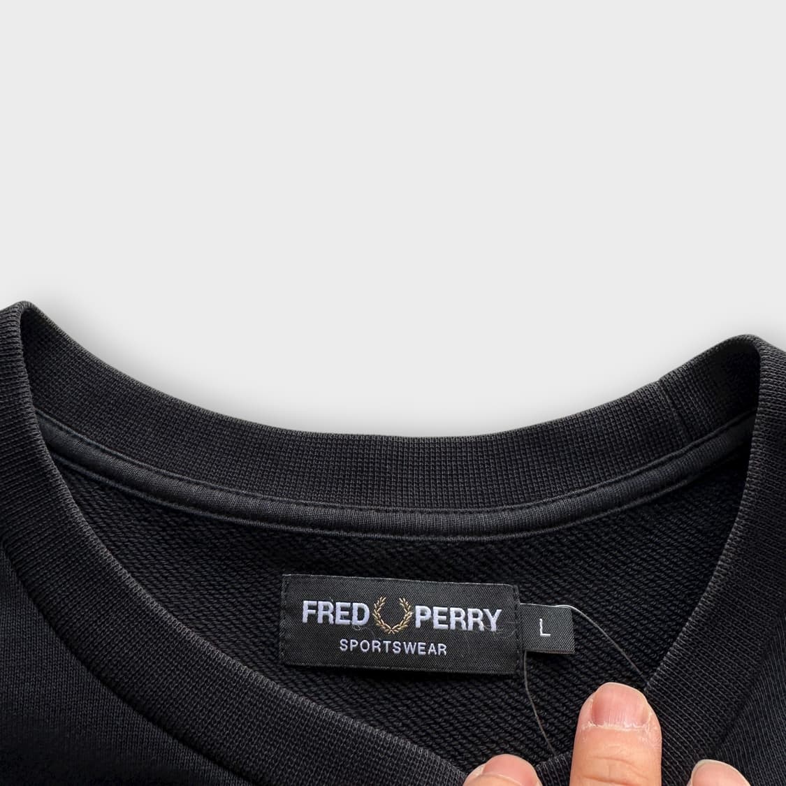 프레드페리 블랙 스펠아웃 맨투맨 상품이미지3