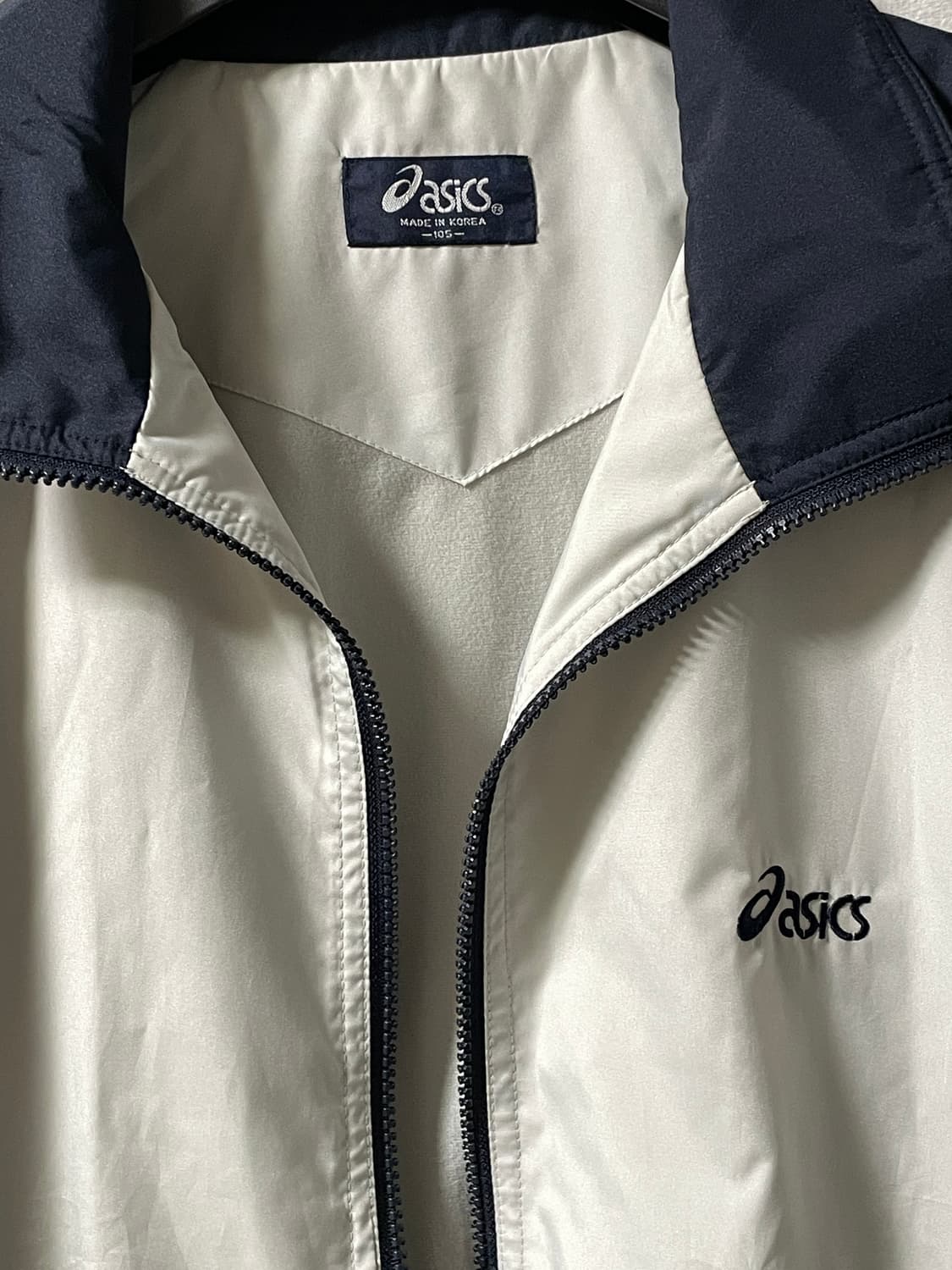 105XL 아식스 화이트/네이비 올드스쿨 바람막이 상품이미지2