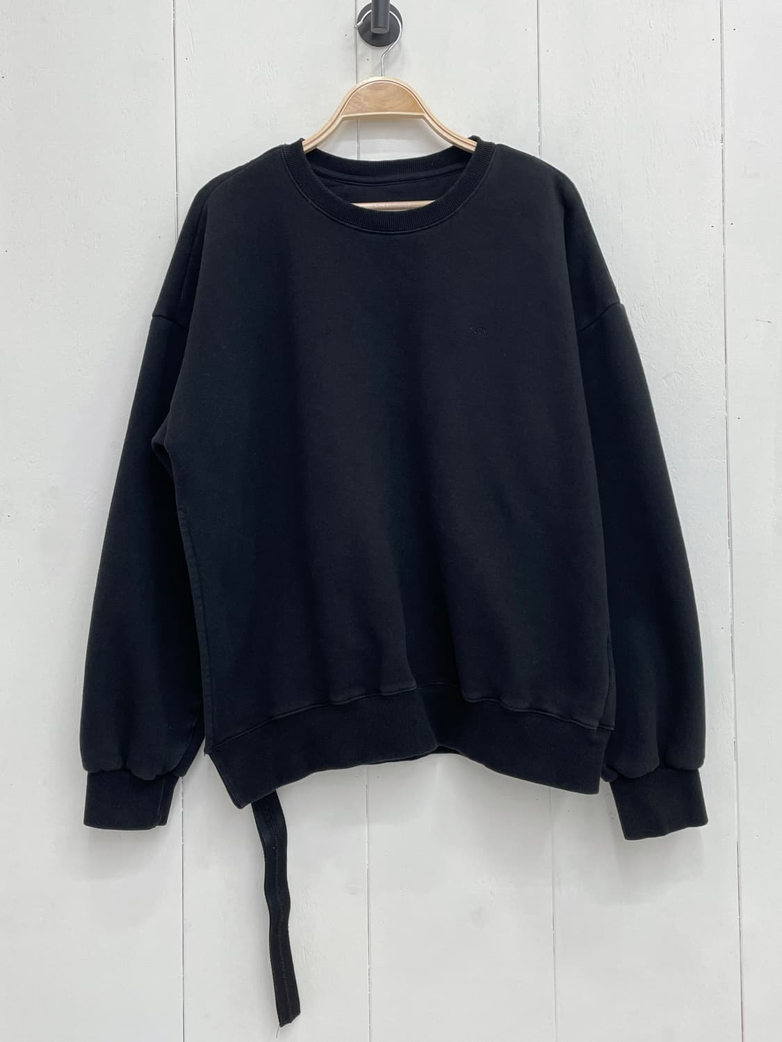 실렌시온 언발 스트랩 오버핏 맨투맨 블랙 상품이미지3