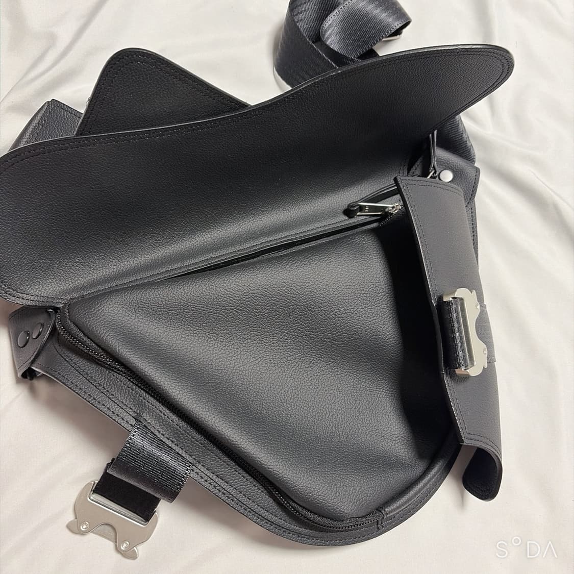 이우가마카리스 Triple Covered Crow Buckle Bag 상품이미지3