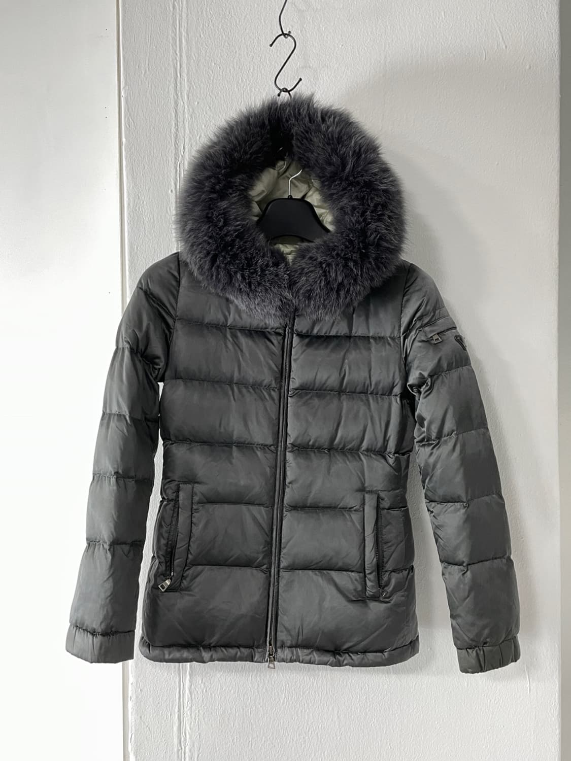 프라다 삼각 로고 폭스 퍼 패딩 상품이미지1