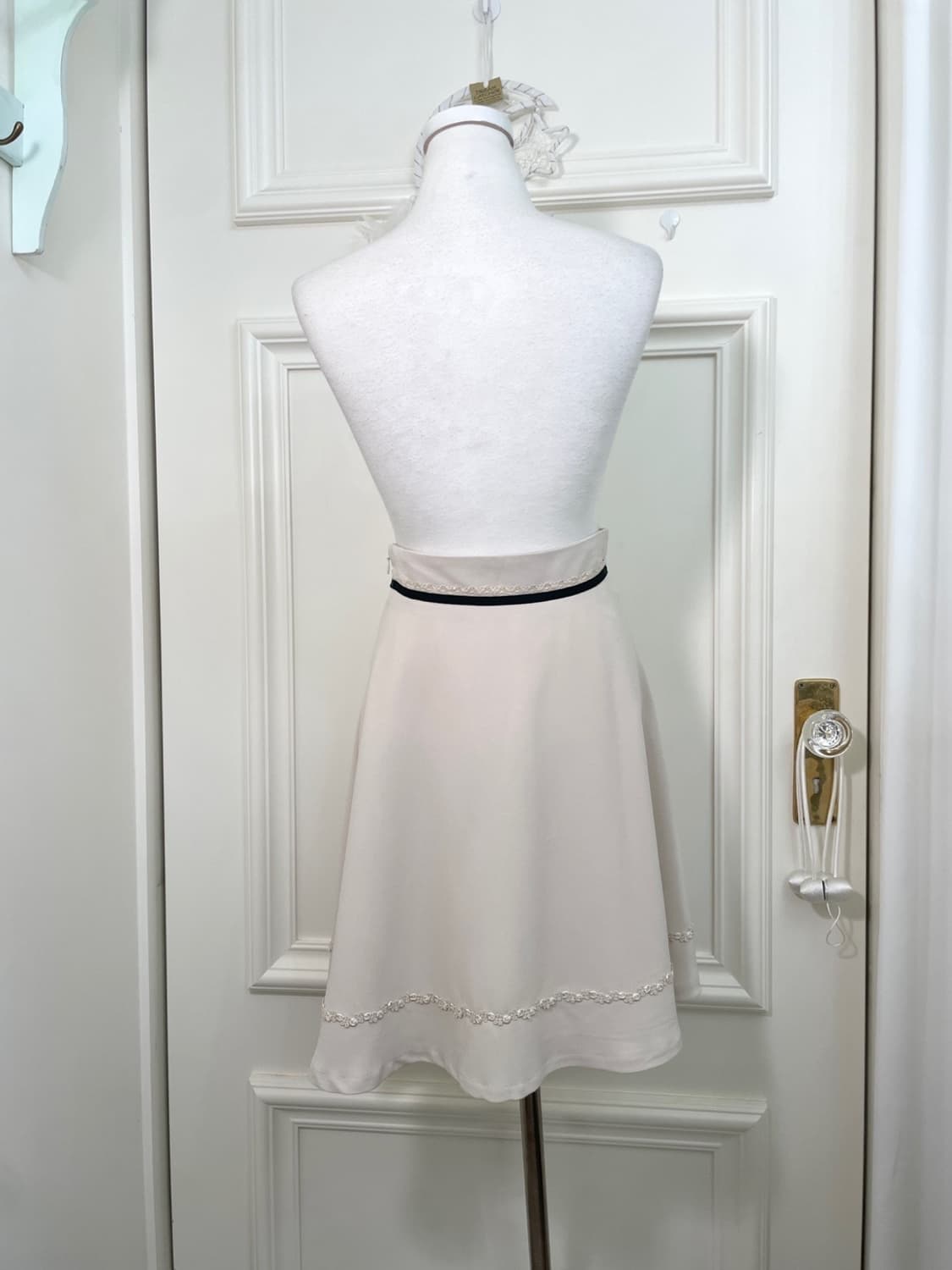 beigeivory brown line bow point midi sk 상품이미지3