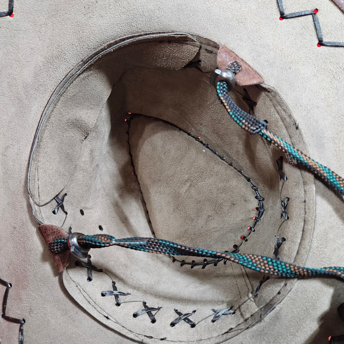 오스트리아 캥거루 가죽 스티치
웨스턴 페도라
사이즈 57-58 상품이미지6