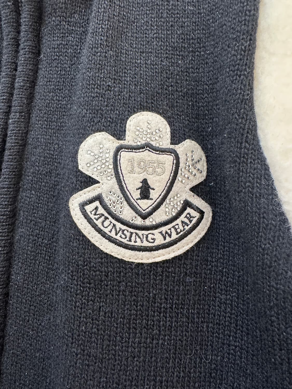 먼싱웨어 MUNSINGWEAR 털 트리밍 니트 조끼 블랙 상품이미지3