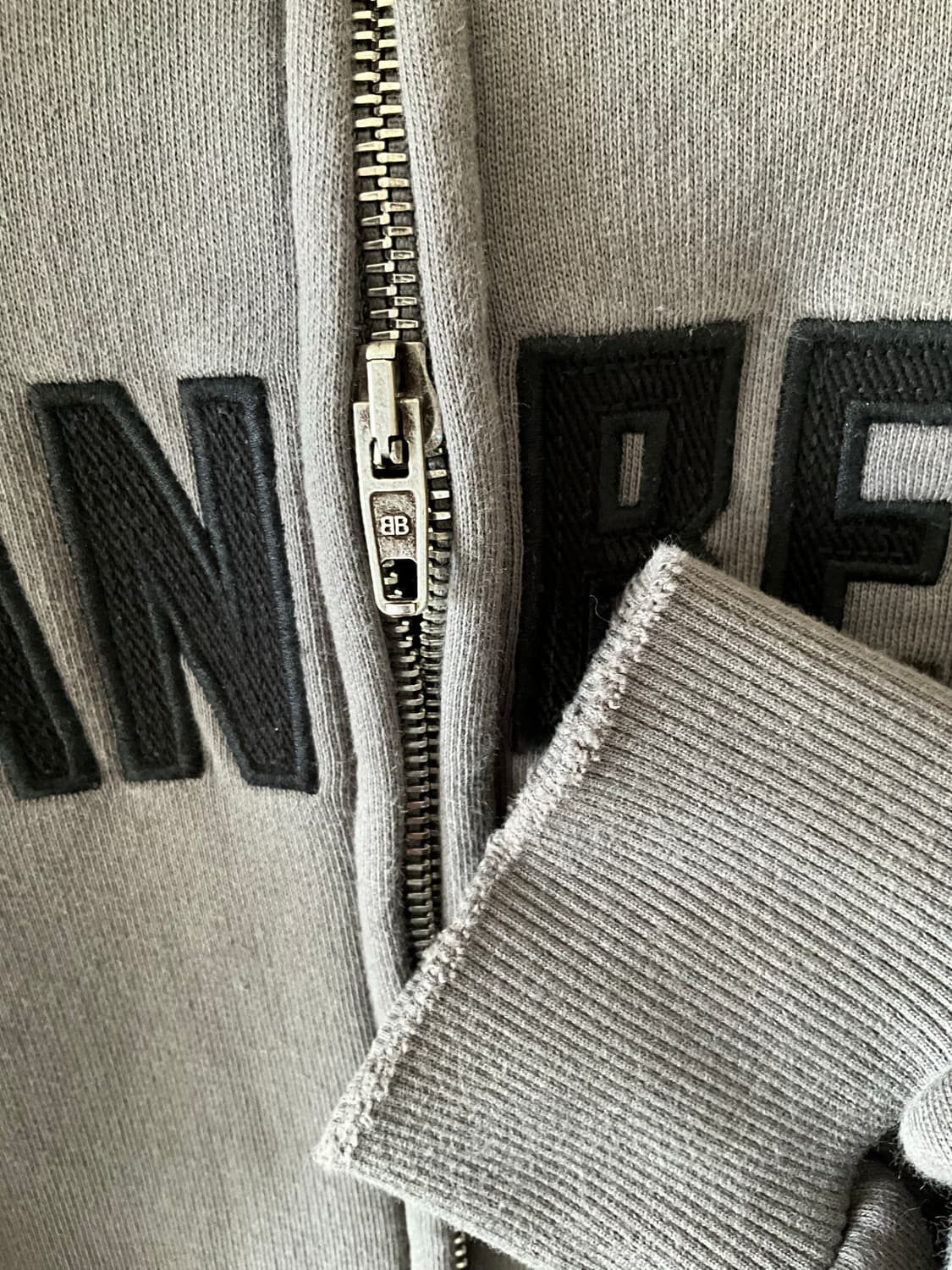 발렌시아가 'HUMAN BEING' 후디 상품이미지3