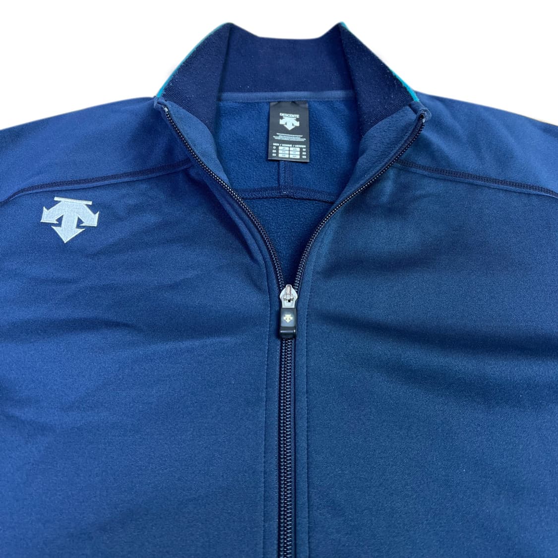 데상트 네이비 집업 져지 상품이미지2