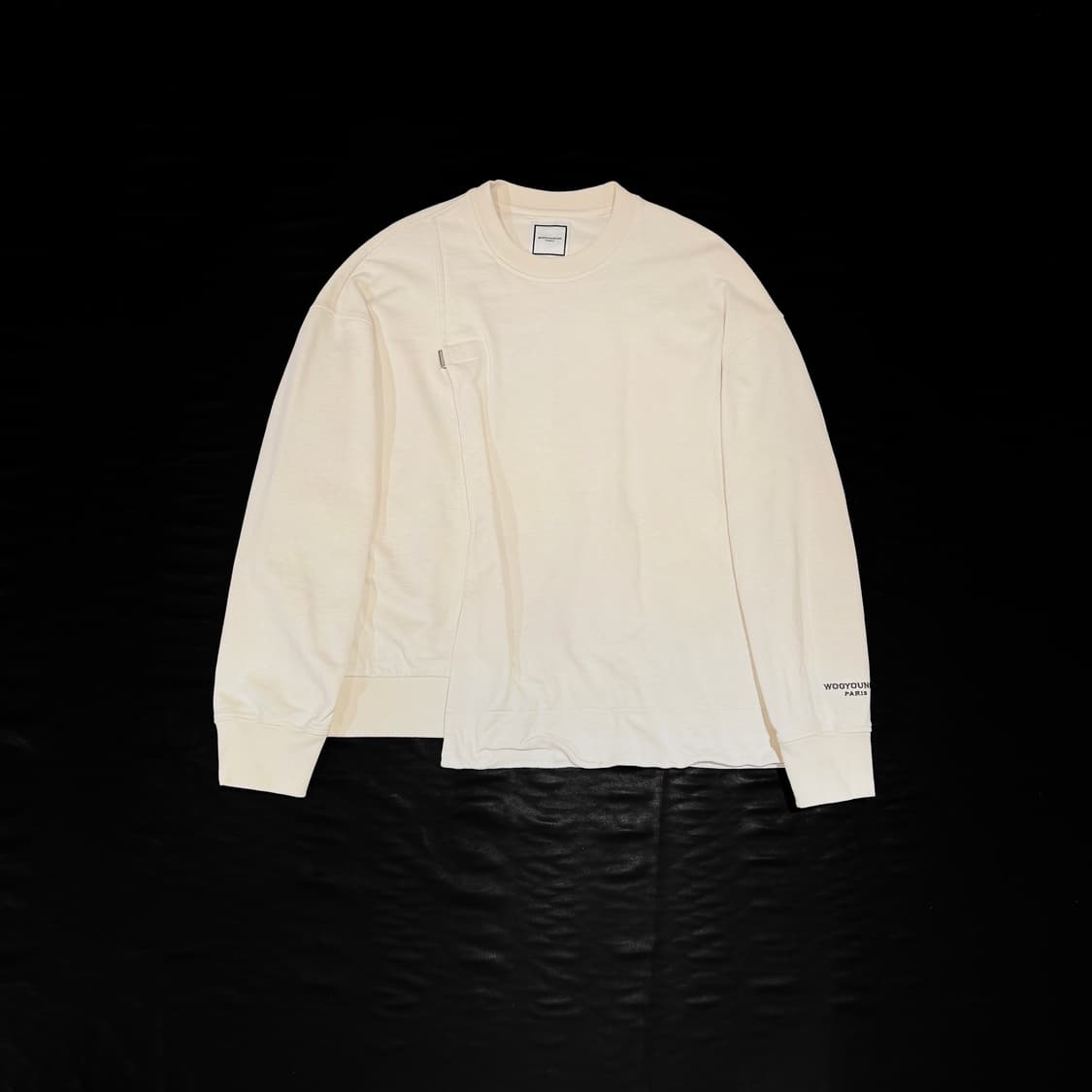 우영미 사선절개 맨투맨 크림 상품이미지1