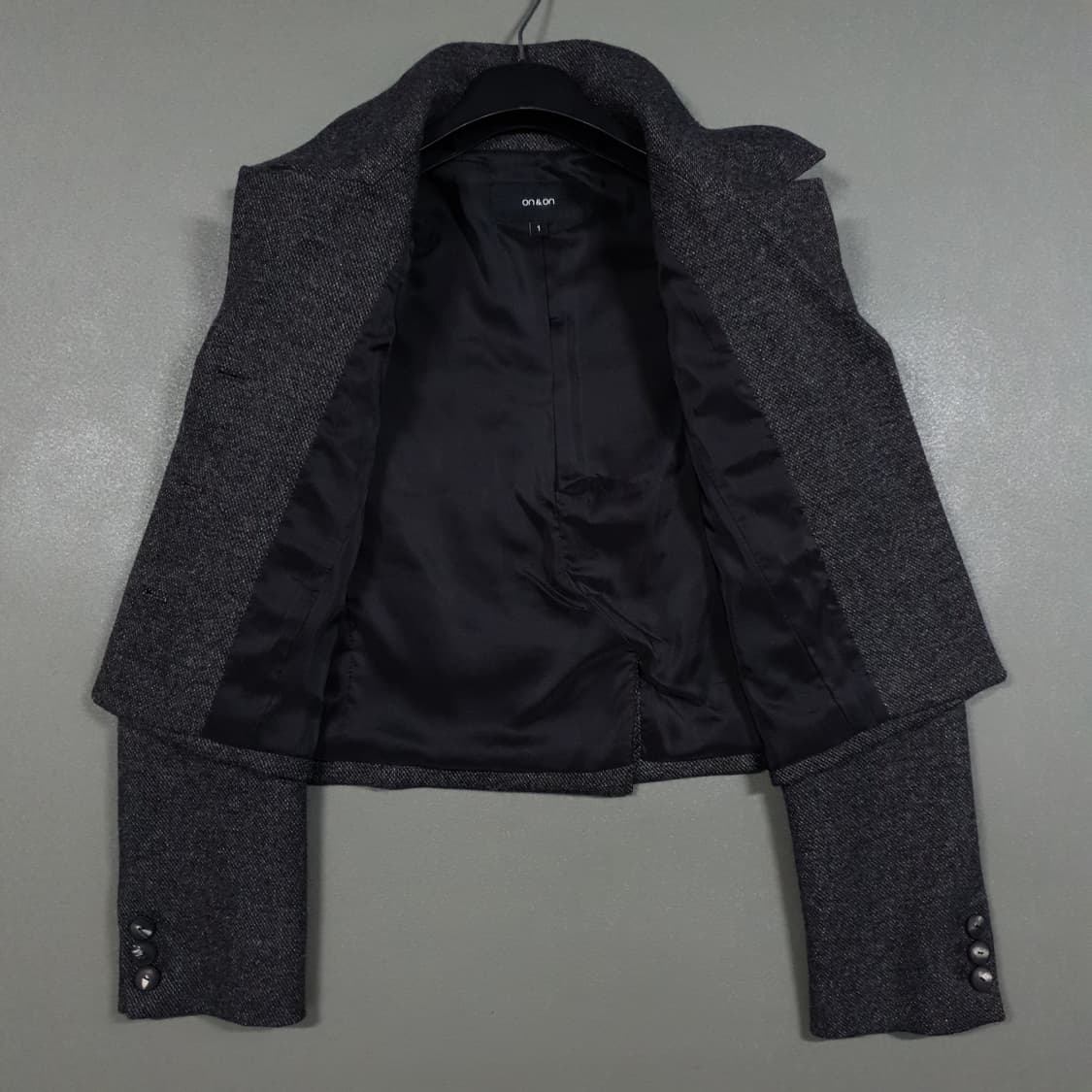 여성) 온앤온 아웃포켓 크롭 자켓 챠콜 싱글 버튼 미니멀 자켓 1 상품이미지7