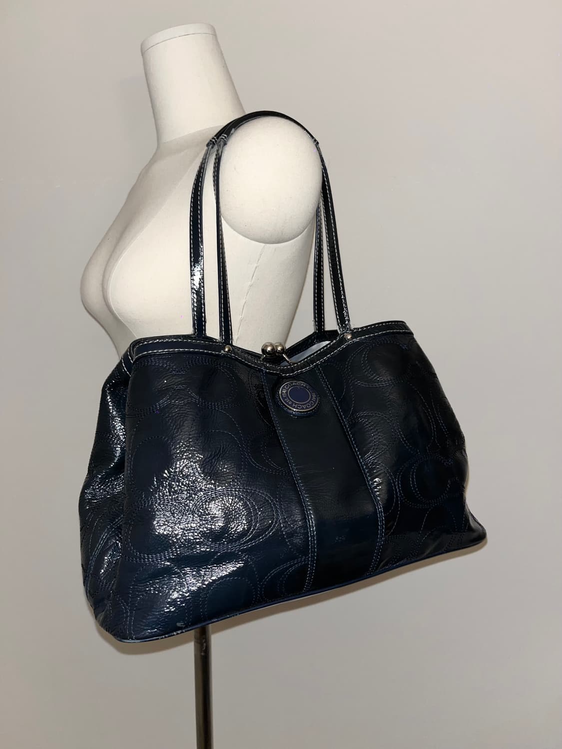 📦Coach navy enamel shoulder bag 상품이미지3