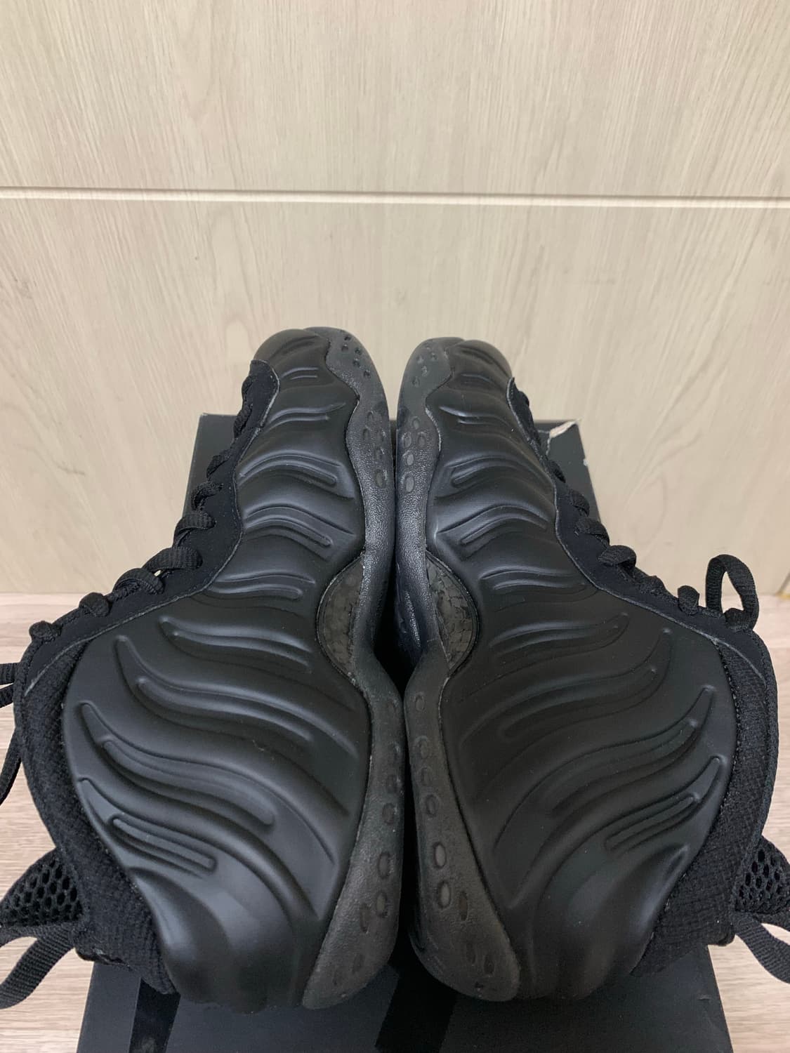 나이키 에어 폼포짓 원 블랙 앤트러사이트 상품이미지6